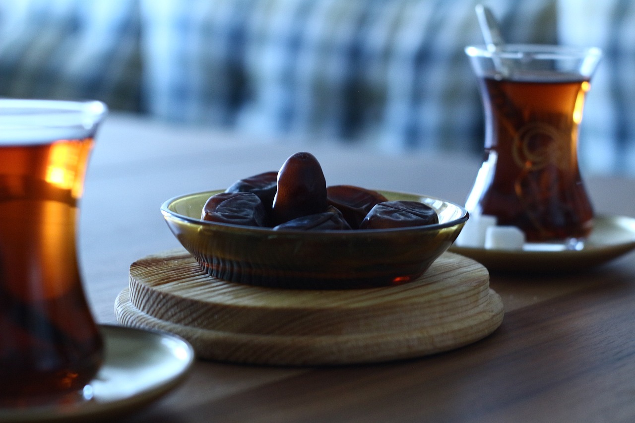 How to maintain a balanced diet while fasting - A cup of tea and dates. (Pixabay)