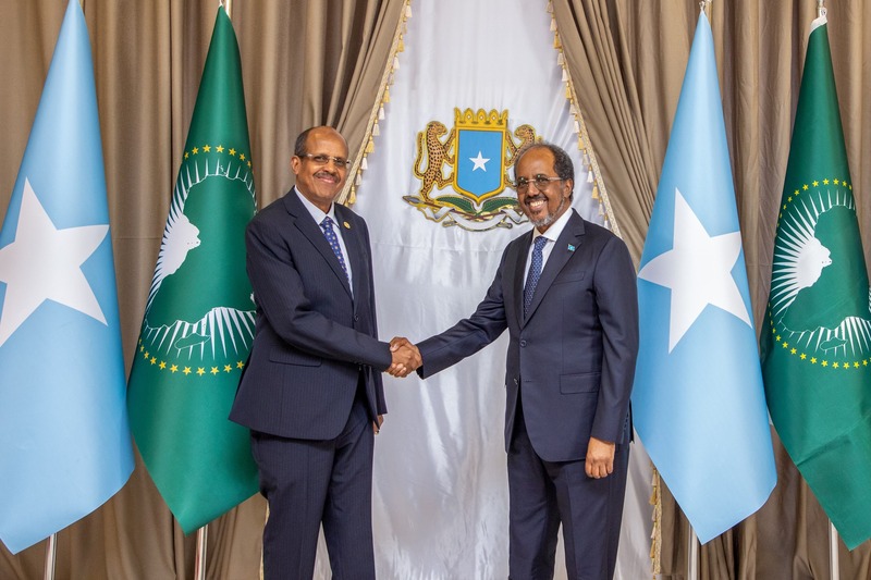 AU Commission chair Mahamoud makes first official visit to Somalia, discusses security and regional stability - African Union Commission Chairperson Mahamoud Ali Youssouf and Somalia President Hassan Sheikh Mohamud. (Villa Somalia)