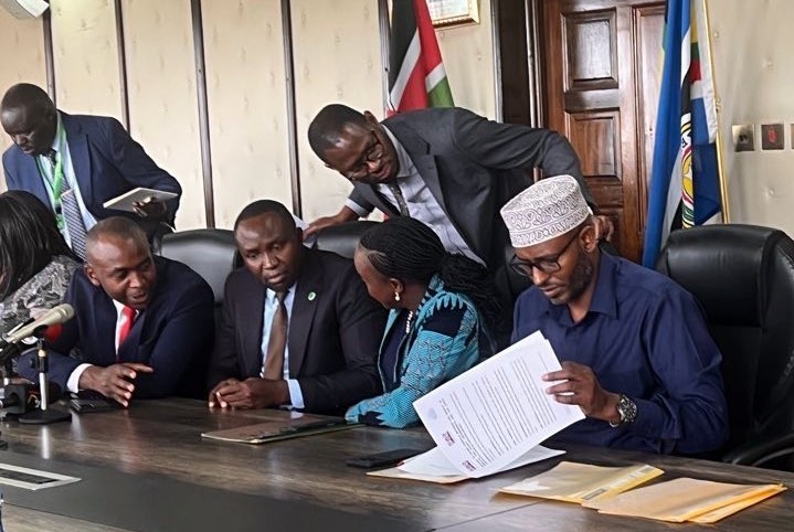 Kenya's clinical officers call off nationwide strike after sealing deal with government - The Kenya Union of Clinical Officers after signing a return-to-work formula in the presence of Health Cabinet Secretary Dr. Deborah Barasa and COG Chairman, Governor Ahmed Abdullahi. (Photo: MoH)