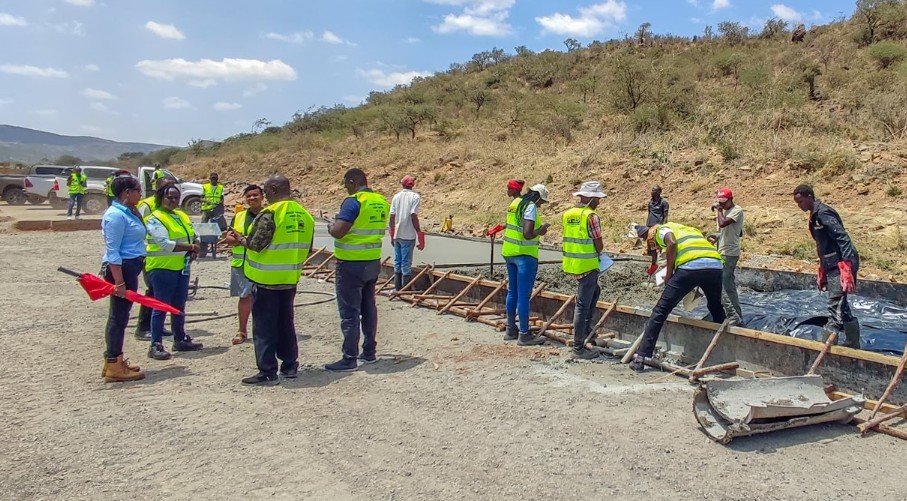 Delayed payments cost government Sh24.8 billion in penalties in six months - Officials of the Kenya Rural Roads Authority inspecting a road being built. Kerra leads with fines amounting to Sh12 billion among state agencies penalised for late payments to suppliers and contractors. (Photo: Kerra)