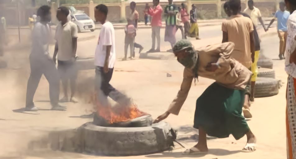 Angry Mandera residents take to the streets to protest prolonged power outages