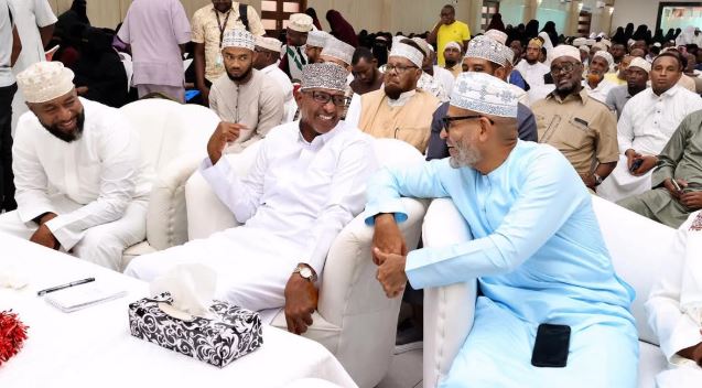 Take voter registration seriously, Coast, North Eastern leaders tell Kenyans - From left: CSs Aden Duale, Hassan Joho and Mombasa Governor Abdulswamad Nassir when they presided over the 3rd Graduation Ceremony at the Abbas Islamic Centre in Makupa. (Photo: Farhiya Hussein)