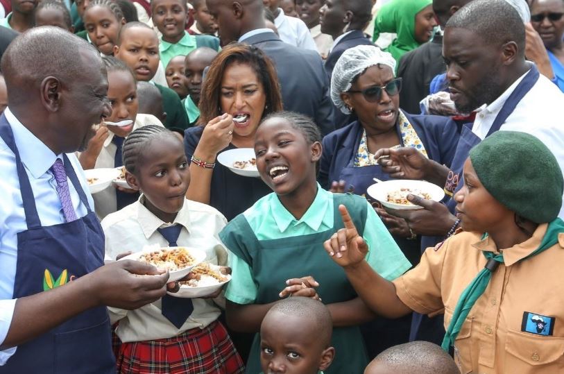 President Ruto pledges Sh5 million for renovations at Nairobi’s Zawadi Primary School - President Ruto, Nairobi Governor Johson Sakaja, Woman MP Esther Passaris and Nominated Senator Karen Nyamu share a meal with pupils at Zawadi Primary School on March 10, 2025. (Photo: X/Lolwe Tv)