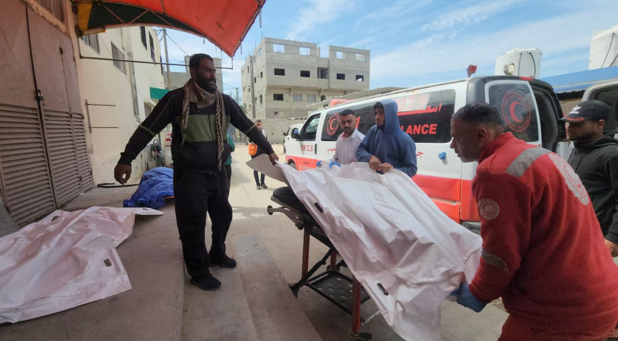 Israel strikes in Gaza kill at least 200 - Mourners and a paramedic move the body of a Palestinian, killed in an Israeli strike, according to medics, at Al-Aqsa Martyrs hospital in Deir Al-Balah in the central Gaza Strip March 17, 2025. (Photo: REUTERS/Osama Shareef)