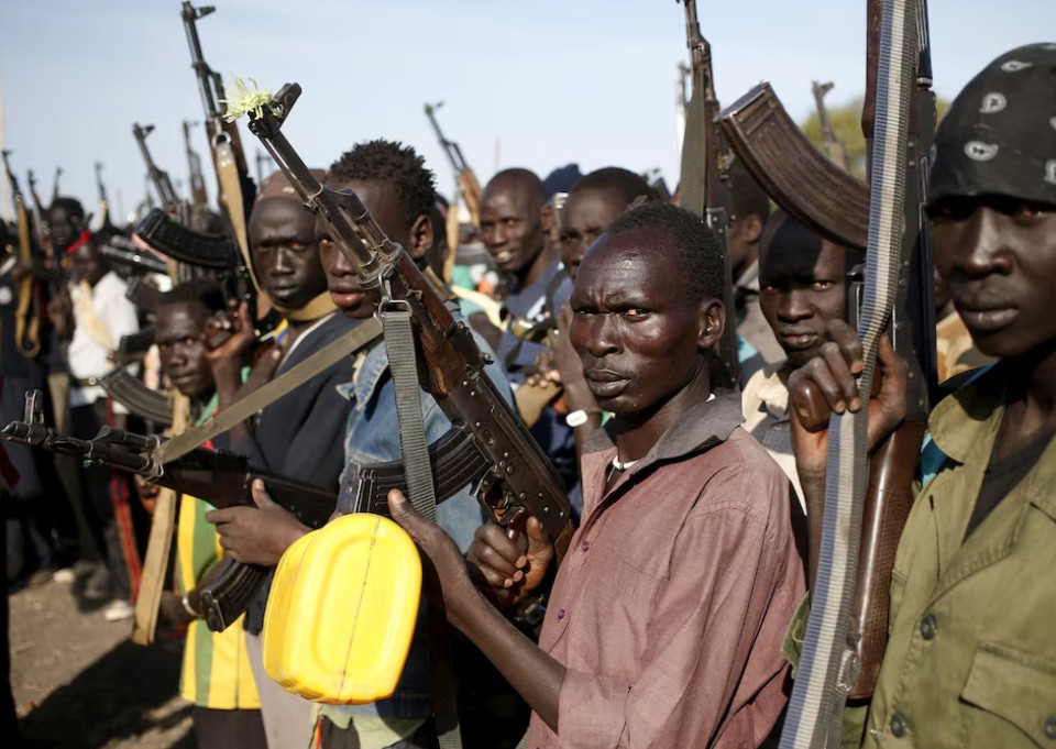 Tensions rise in South Sudan as fragile peace accord teeters on the brink - Jikany Nuer White Army fighters holds their weapons in Upper Nile State, South Sudan February 10, 2014. (Photo: REUTERS/Goran Tomasevic)