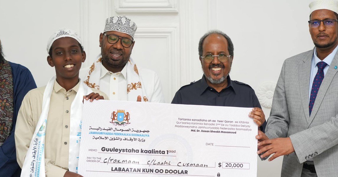 Somalia President Hassan Sheikh awards winners of national Qur'an competition - President Hassan (2nd right) presents a cheque of $20,000 to Abdirahman Abdullahi Osman, the winner of Somalia's national Qur’an competition, at State House in Mogadishu on March 13, 2025. (Photo: Villa Somalia)