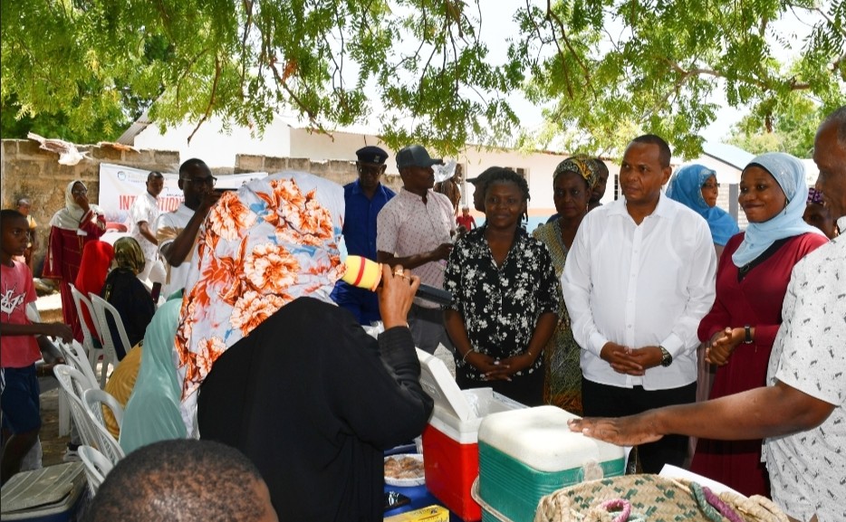 Women in Tana River urged to embrace blue economy to improve economic wellbeing - Tana River Senator Danson Mungatana visits an exhibition stand by investment groups in Kipini. He urged women in the region to embrace the blue economy. (Photo: Farhiya Hussein)