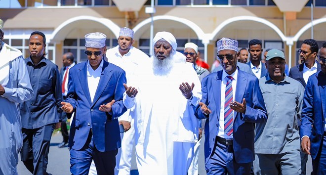 Somali, Afar leaders use Iftar diplomacy to ease conflict in Ethiopia - Somali and Afar regional leaders, accompanied by religious figures, walk together in a show of unity during a reconciliation event in Jigjiga. (Photo: Handout)