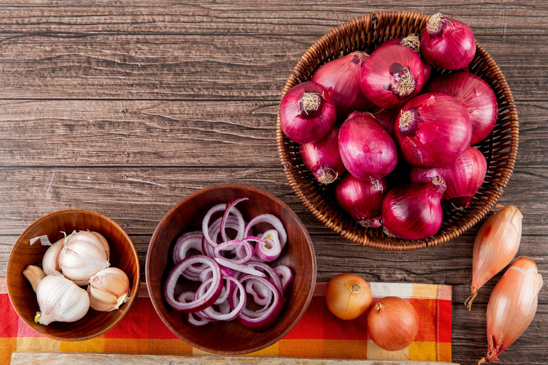 Why you should eat more garlic and onions every day - Onions and garlic. Both garlic and onion play a crucial role in heart health. (Pixabay)
