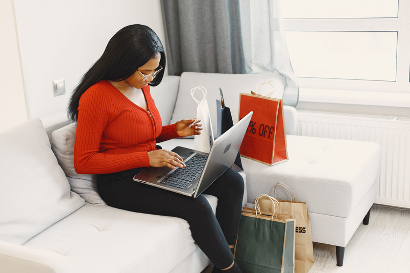 How Chatgpt is revolutionising online shopping - Woman using her computer to shop online. (Freepik)