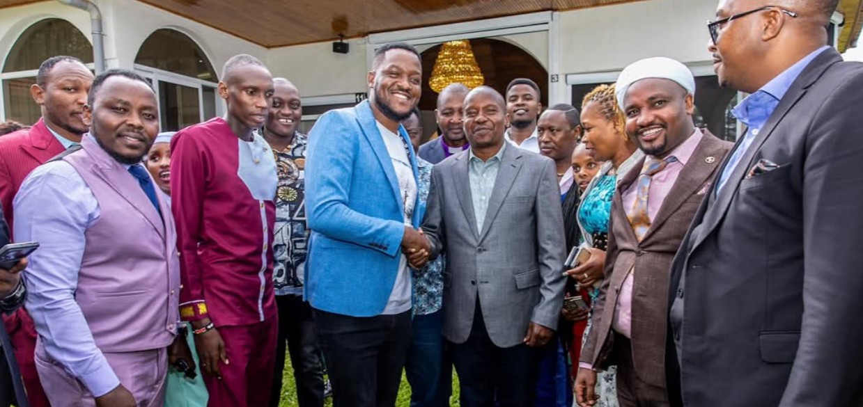 Music, power and politics: Gachagua-Kindiki clash exposes battle for Mt Kenya’s cultural influence - Deputy President Kithure Kindiki with musicians from Mt Kenya region at his Karen home on May 23, 2025. (Photo: DPCS)