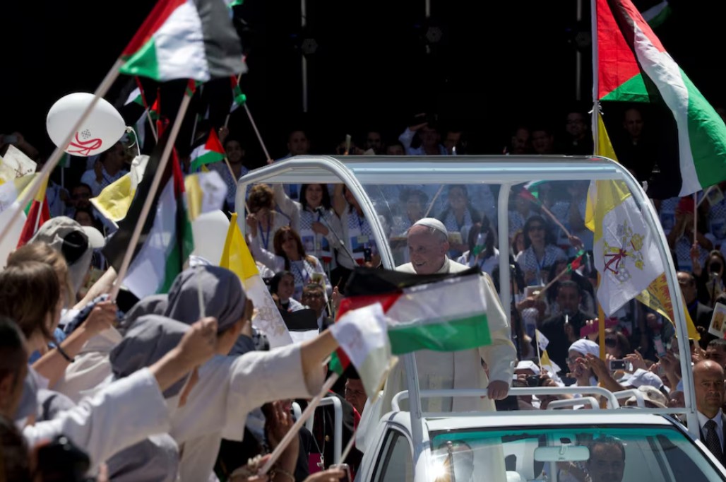 Pope Francis's popemobile set to become health clinic for Gaza children