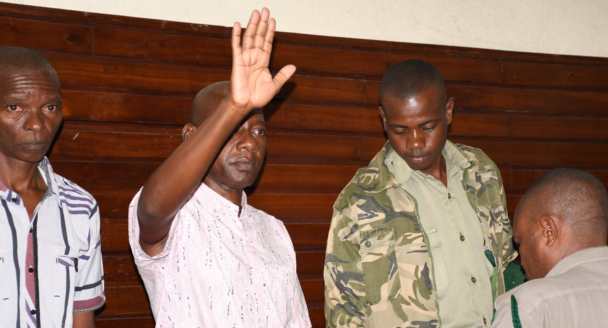 Court rejects Mackenzie’s bid to remove psychologist’s report in Shakahola massacre case - Shakahola massacre prime suspect Paul Nthenge Mackenzie raises his hand when he appeared in court. (Photo: Farhiya Hussein)