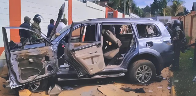 EACC officers flee as protesters vandalise vehicles during raid on Governor Natembeya’s home