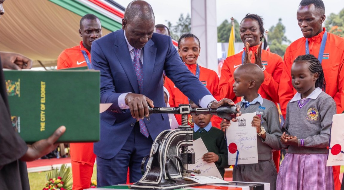 Court halts transfer of public seal to Head of Public Service, cites constitutional concerns - President William Ruto affixes the public seal to a document. The High Court has suspended a directive seeking to transfer the custody of the public seal from the Attorney General to the Head of Public Service. (Photo: File)