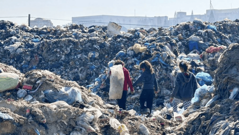 Humanitarians must be able to deliver aid in Gaza, UN agencies insist - The accumulation of waste in Gaza is posing significant health threats. (UNRWA)