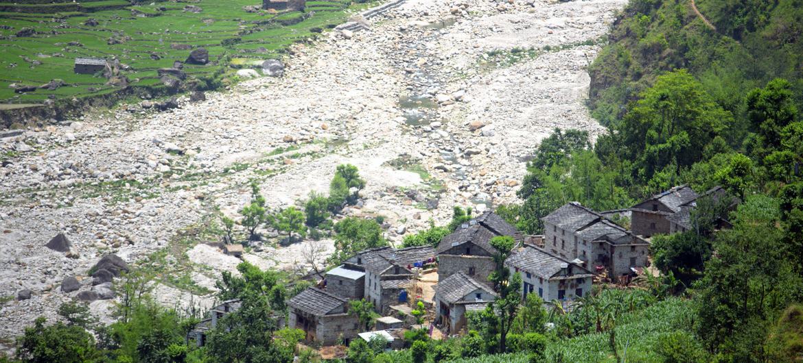 Deadly floods show need for faster, wider warnings, UN agency says