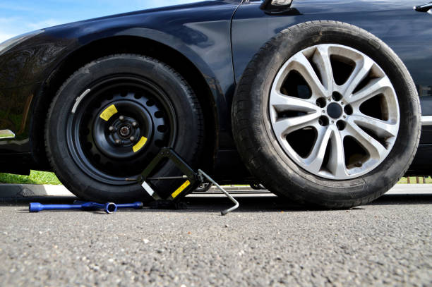 15 must-have car essentials - Tire change with spare following a puncture. (Photo: iStock)