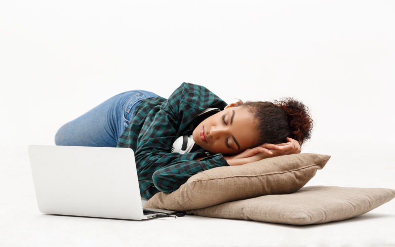 HOLD: The science behind sleepiness during cold season - Woman sleeping. Research suggests that humans need more sleep during cold months than during the summer. (Photo: Freepik)