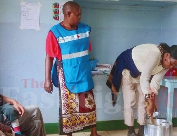 How Muthurwa’s young mothers are fighting child malnutrition with simple home-cooked meals - Mothers being taught about the Positive Deviance Hearth programme that aims to rehabilitate their children suffering from malnutrition. (Photo: Charity Kilei)