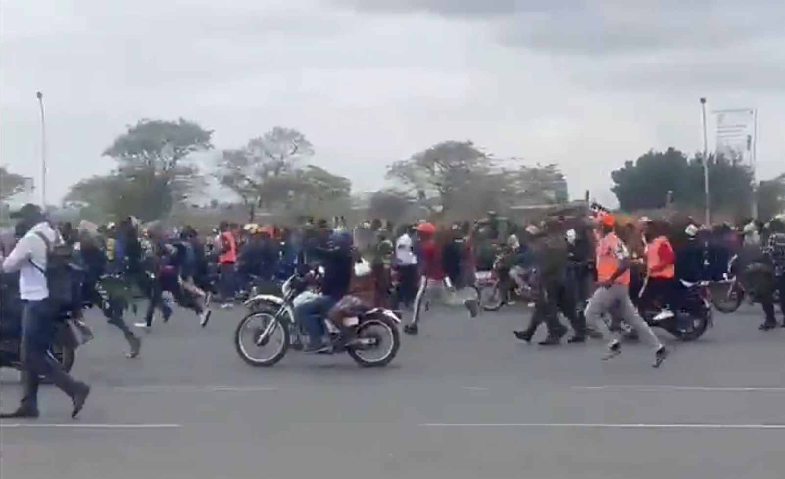 Chaos erupts at JKIA as mourners overwhelm security during arrival of Raila Odinga’s body