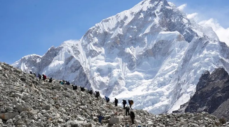 Blizzard traps over 200 hikers on Mount Everest’s Tibetan slopes, rescue efforts underway