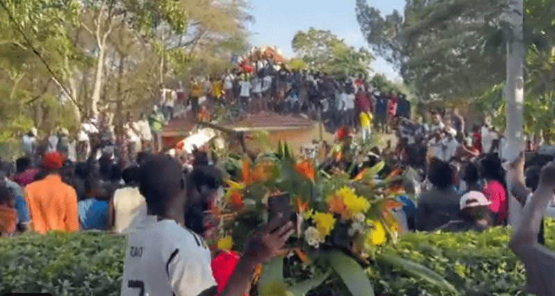 Wailing mourners storm Raila's gravesite at Kang’o ka Jaramogi amid tight security