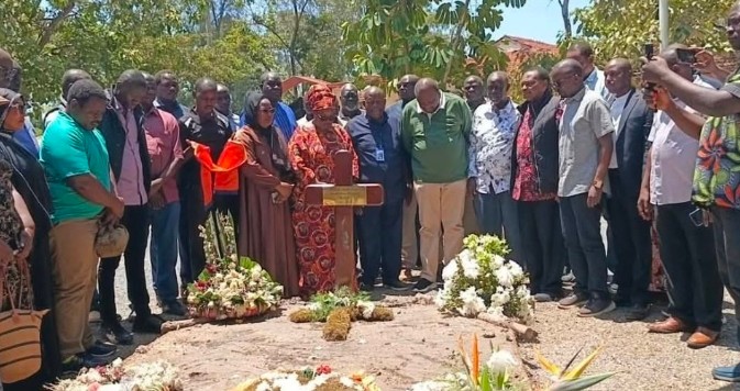 Emotional moment as Uhuru makes private visit to Raila Odinga’s grave in Bondo