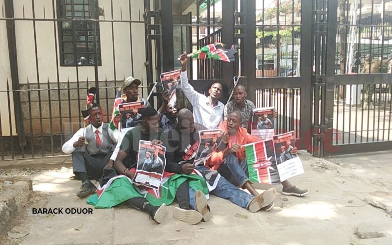Activists chain themselves outside Foreign Affairs Ministry over disappearance of Njagi, Oyoo