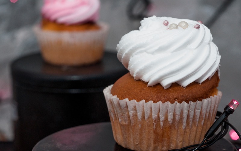 How to bake classic vanilla cupcakes at home for friends and family