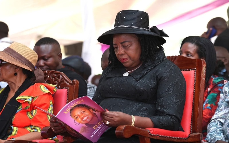 Drama at Beryl Odinga’s burial in Bondo as Ida confronts rowdy youth