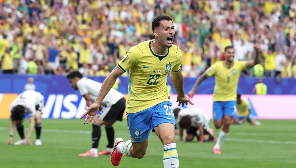 Gabriel Martinelli's stoppage-time strike sends Brazil into World Cup last 16