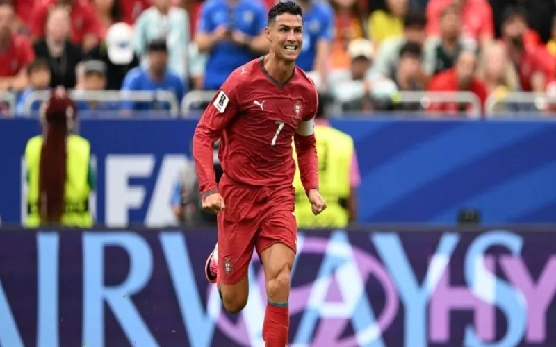Portugal edge Croatia in dramatic finish to book last-16 spot