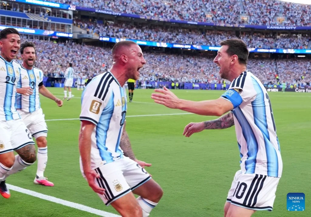 Argentina overcome 10-man Switzerland to keep World Cup title defence alive